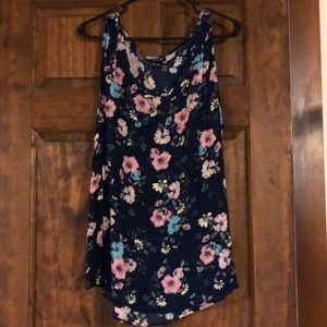 Navy blue floral tank💕